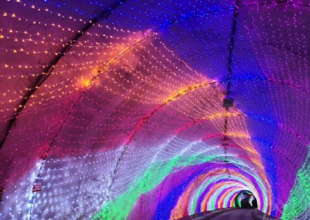 彩灯装饰的隧道