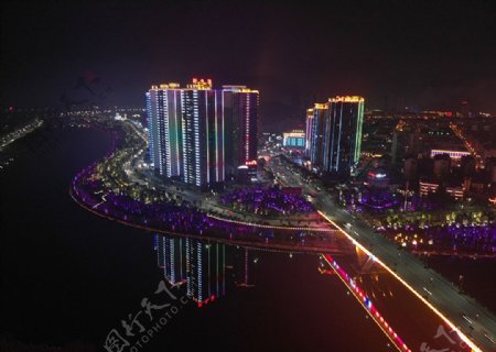 沿河夜景