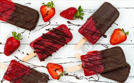 木板上的五根草莓巧克力雪糕