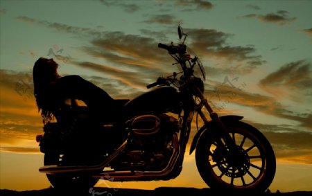 摩托车日落照片