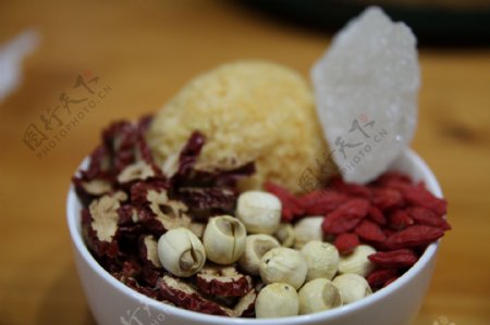 冰糖枸杞红枣莲子银耳汤