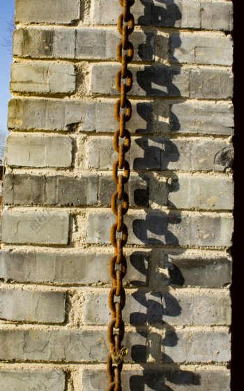 砖墙上悬挂的铁链
