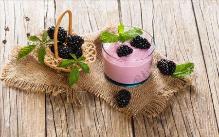 酸奶黑莓木板高球杯食物