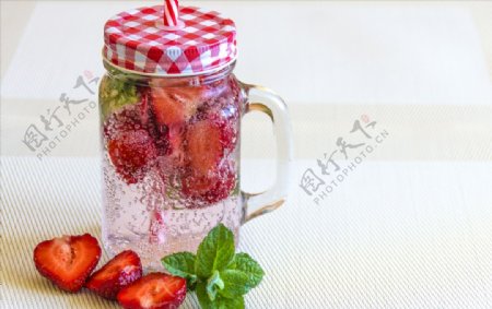清新草莓果汁