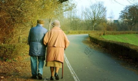 老年夫妇散步