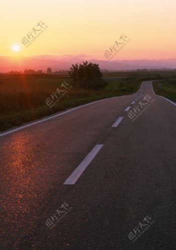 夕阳下的公路