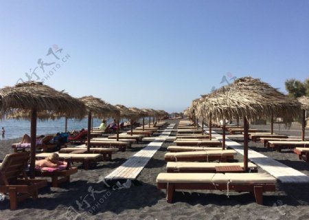 圣托里尼黑海海边沙滩躺椅