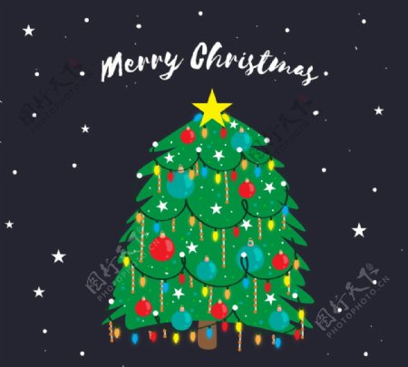 彩绘挂满装饰物的圣诞树