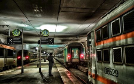 深夜里的城市地铁
