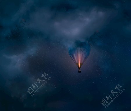 夜空中的热气球