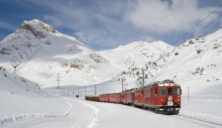 雪地里红色火车