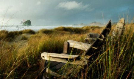 海岸上的折叠木椅子图
