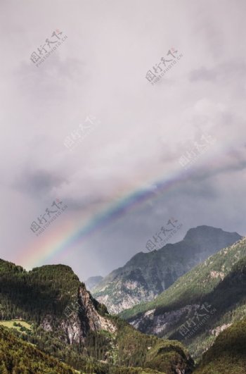 山间彩虹风景