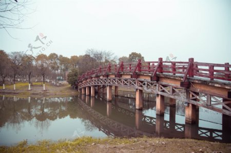 冬日桥头摄影图片