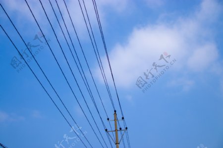 城市天空电线杆摄影图