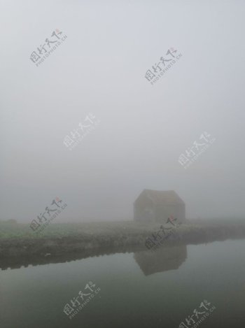 河边雾中小房子