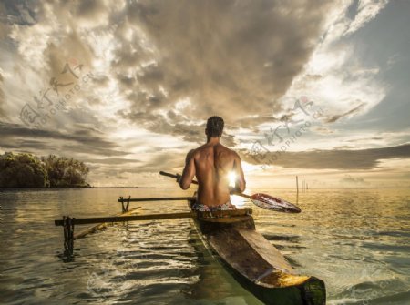 热带海岛独木舟划船