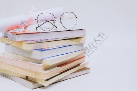 眼镜与堆起来的图书