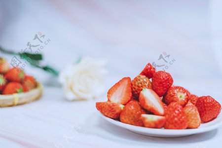 草莓摆盘草莓配玫瑰