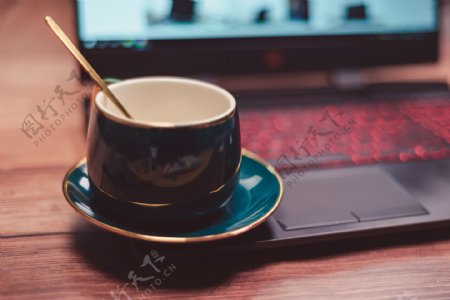 笔记本电脑上的咖啡杯文艺气息