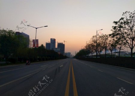 日暮下的道路风景