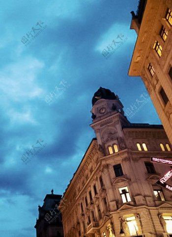 维也纳夜晚下的复古建筑