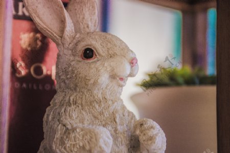 柜子上的兔子雕塑摆件