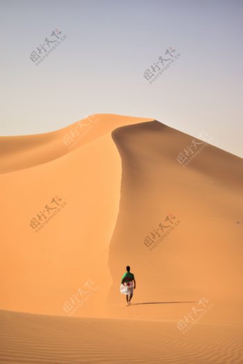 孤独的沙漠之行