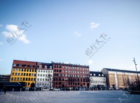 丹麦干净的街道和彩色公寓