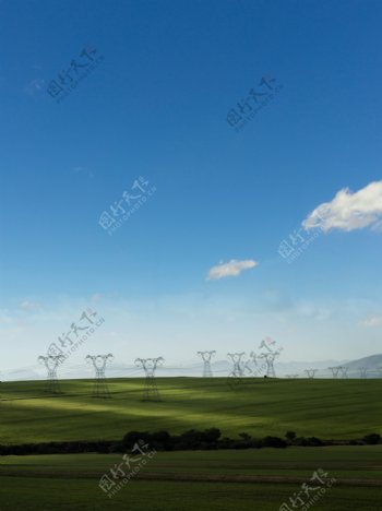 草原上的电塔
