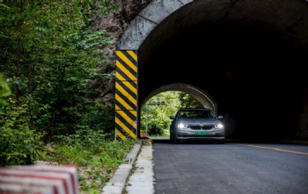 隧道里行驶的BMW汽车