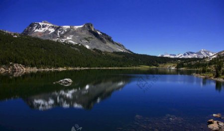 平静的湖面