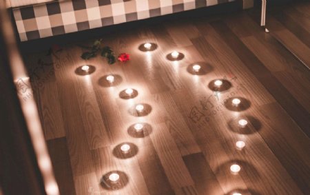 地板上的浪漫蜡烛