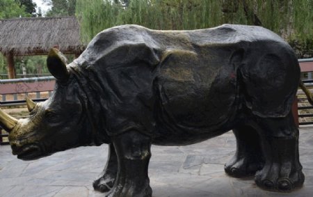 犀牛塑像
