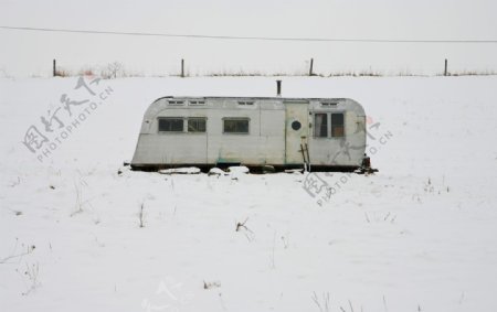 雪地里的旧拖车实拍照片