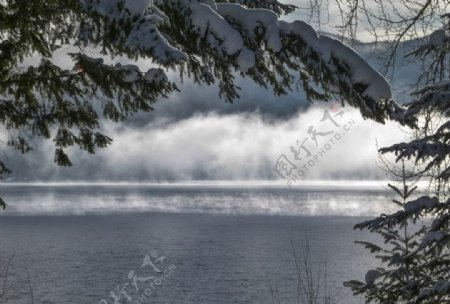 湖泊上的雾海