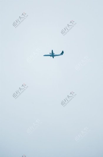 大雾天空中的一架飞机