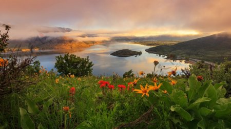 群山河流草地鲜花风景