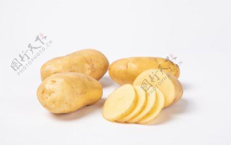 切开的新鲜黄土豆白底图
