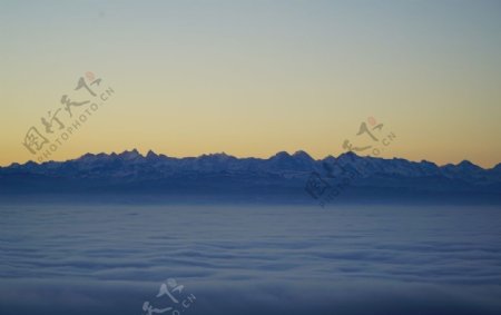 云雾缭绕的瑞士山脉