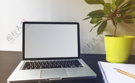 白色屏幕本在桌子上的笔记本电脑