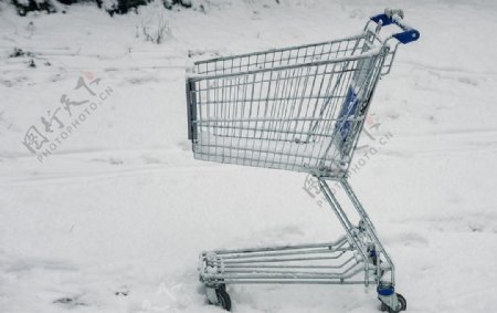 雪地里的购物车