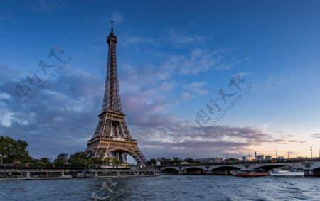 日落下的巴黎埃菲尔铁塔