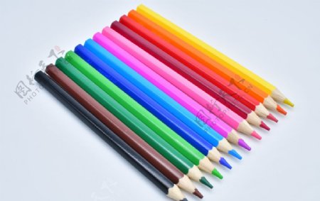钢笔丰富多彩彩色的铅笔学