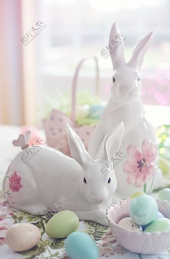 桌上的白色陶瓷白兔
