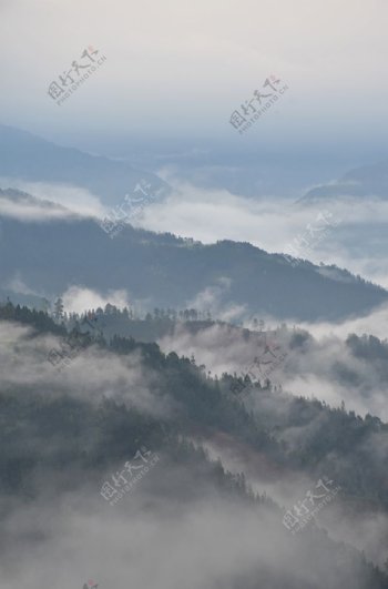 云雾缭绕山脉间自然风光