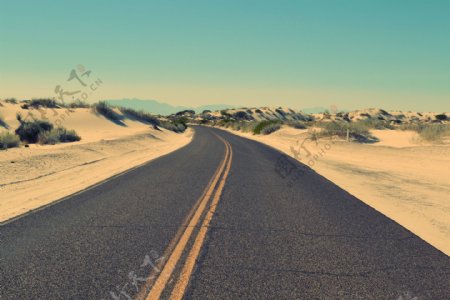 沙漠中的马路