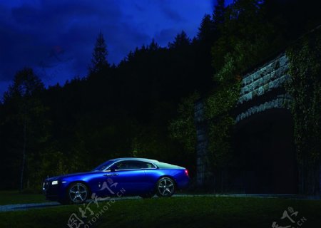 黑夜下的汽车蓝色小车隧道的小车