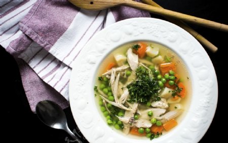 自制鸡肉汤和蔬菜