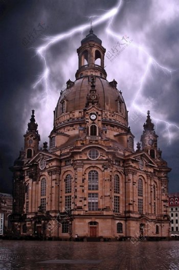 暴雨打雷中的教堂
